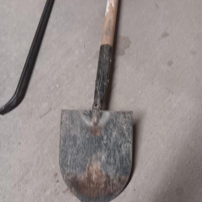 Jackson Pony irrigation shovel - and a crowbar