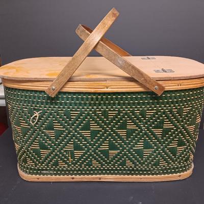 Vintage Hawkeye America's Finest Hamper Burlington basket co. Iowa Picnic basket