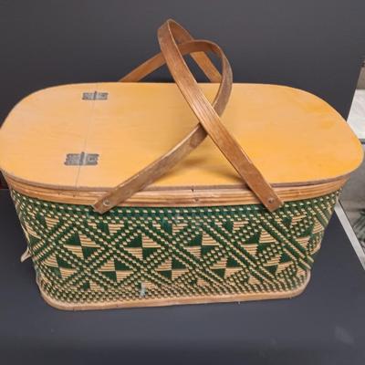 Vintage Hawkeye America's Finest Hamper Burlington basket co. Iowa Picnic basket