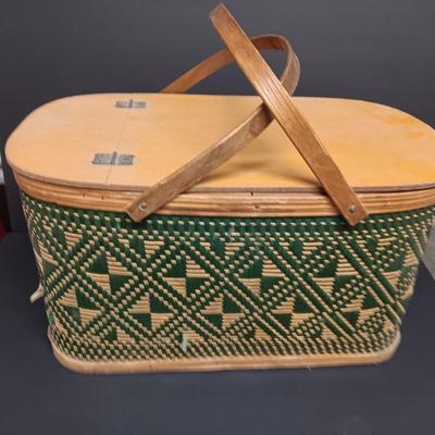 Vintage Hawkeye America's Finest Hamper Burlington basket co. Iowa Picnic basket