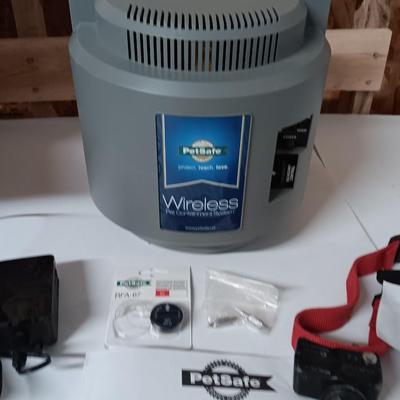 Pet Safe Wireless fence containment system Model RFA-443 with instructions - collar - flags and more