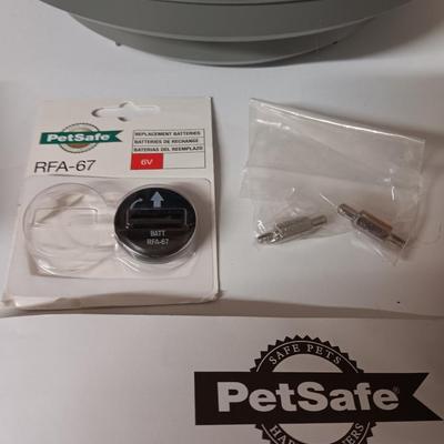 Pet Safe Wireless fence containment system Model RFA-443 with instructions - collar - flags and more