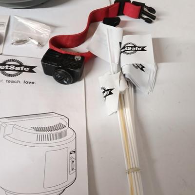 Pet Safe Wireless fence containment system Model RFA-443 with instructions - collar - flags and more