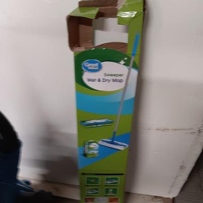 Shark bagless vacuum cleaner with Great value sweeper Wet & Dry