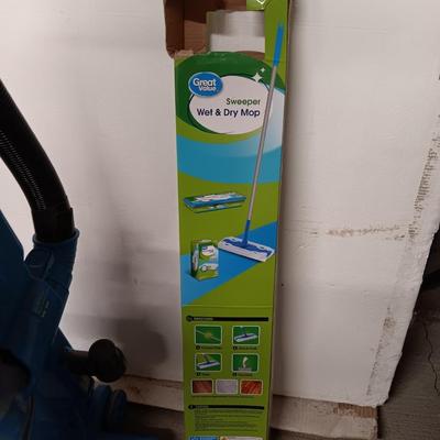 Shark bagless vacuum cleaner with Great value sweeper Wet & Dry
