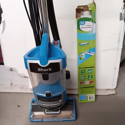 Shark bagless vacuum cleaner with Great value sweeper Wet & Dry