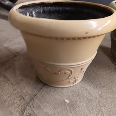 Plastic flowerpots - Weed sprayers - and small chain
