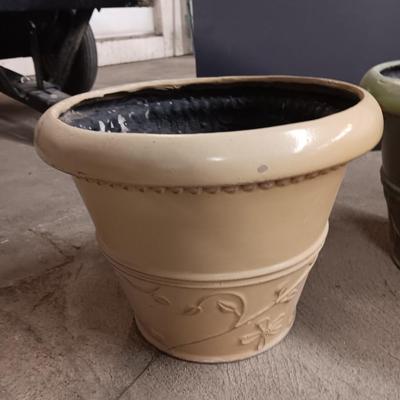 Plastic flowerpots - Weed sprayers - and small chain