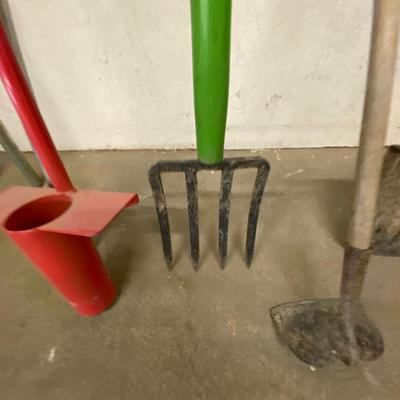 Garden Arch, Spading Fork, Little Hoe &Shovel and a Hole Digger!