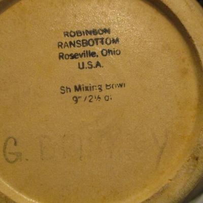 9" 2 1/2" qt Robinson Ransbottom Roseville Mixing Bowl