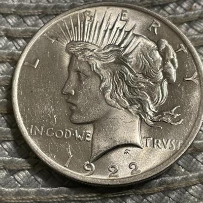 1922-P UNCIRCULATED CONDITION PEACE SILVER DOLLAR AS PICTURED.