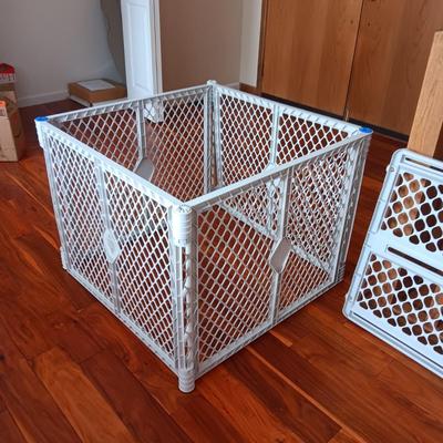 SQUARE PET ENCLOSURE AND AN ADJUSTABLE GATE