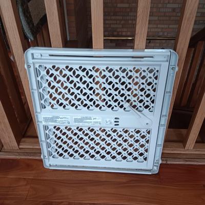 SQUARE PET ENCLOSURE AND AN ADJUSTABLE GATE