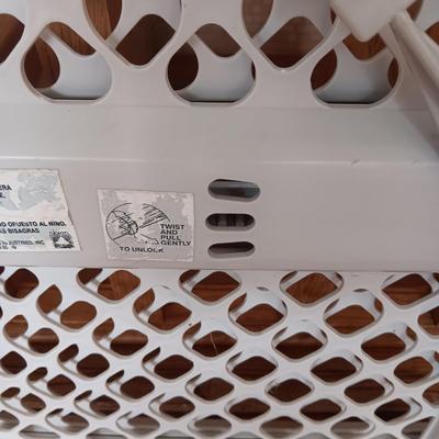 SQUARE PET ENCLOSURE AND AN ADJUSTABLE GATE