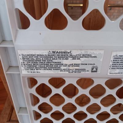 SQUARE PET ENCLOSURE AND AN ADJUSTABLE GATE