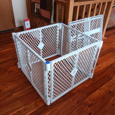 SQUARE PET ENCLOSURE AND AN ADJUSTABLE GATE