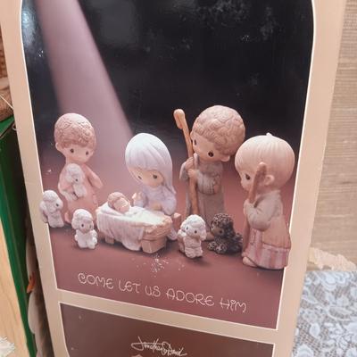 PRECIOUS MOMENTS WOODEN MANGER AND FIGURES PLUS A 6 PC FAMILY CHRISTMAS SCENE