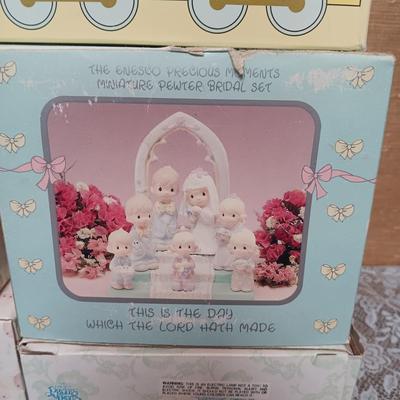 AN ASSORTMENT OF PRECIOUS MOMENTS FIGURINES