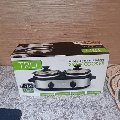 DUAL CROCK BUFFET SLOW COOKER, STEAK KNIVES, OVEN MITS AND HOT PADS