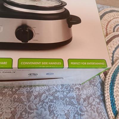 DUAL CROCK BUFFET SLOW COOKER, STEAK KNIVES, OVEN MITS AND HOT PADS