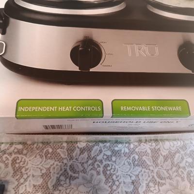DUAL CROCK BUFFET SLOW COOKER, STEAK KNIVES, OVEN MITS AND HOT PADS
