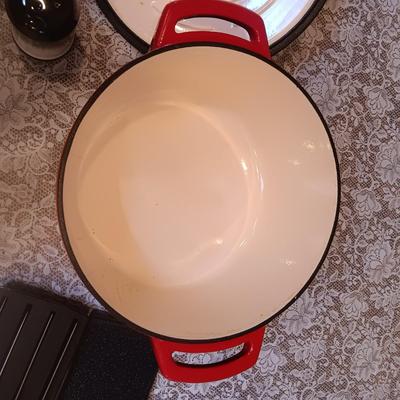 ENAMELED CAST IRON DUTCH OVEN, STEAK KNIVES AND SALT/PEPPER SHAKERS