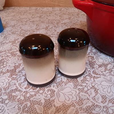 ENAMELED CAST IRON DUTCH OVEN, STEAK KNIVES AND SALT/PEPPER SHAKERS