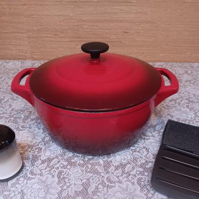 ENAMELED CAST IRON DUTCH OVEN, STEAK KNIVES AND SALT/PEPPER SHAKERS