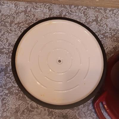 ENAMELED CAST IRON DUTCH OVEN, STEAK KNIVES AND SALT/PEPPER SHAKERS