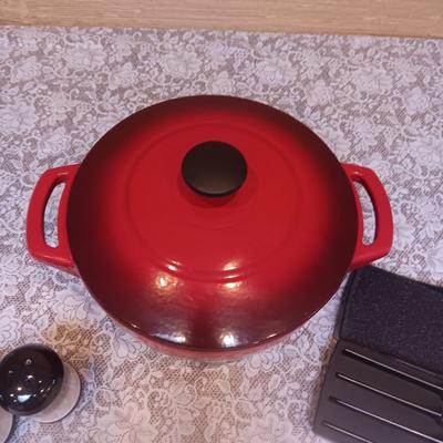 ENAMELED CAST IRON DUTCH OVEN, STEAK KNIVES AND SALT/PEPPER SHAKERS