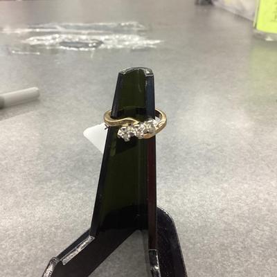 14kt gold diamond ring ( Size 7)