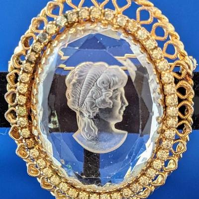 Vintage gold tone filiigree and glass intaglio brooch