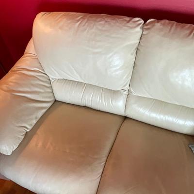 LR2-Leather Sofa w/ 4 pillows and ottoman on wheels