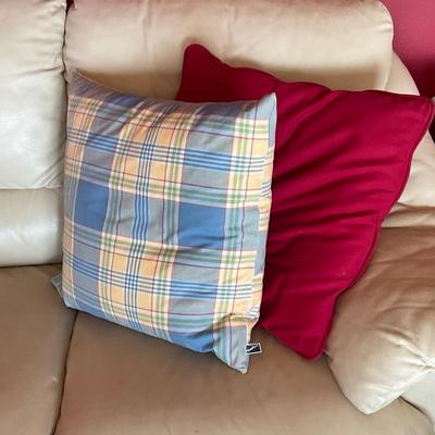 LR2-Leather Sofa w/ 4 pillows and ottoman on wheels