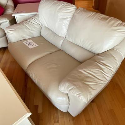 LR5-Loveseat (Leather)