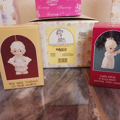 PRECIOUS MOMENTS FIGURINES (5)