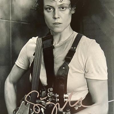 Aliens Sigourney Weaver signed movie photo