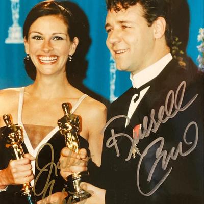 2001 Oscar Winners Russell Crowe and Julia Roberts signed photo