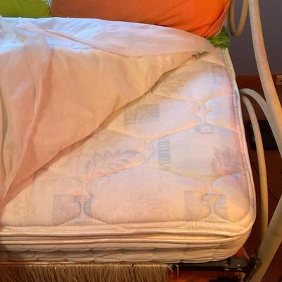 KB2 Day bed with trundle plus bedding