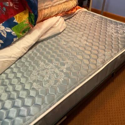 KB2 Day bed with trundle plus bedding