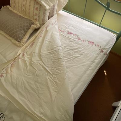 GB2-Queen Bed with Headboad, frame, bedding
