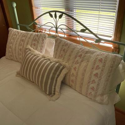 GB2-Queen Bed with Headboad, frame, bedding