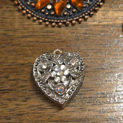 Pendant lot