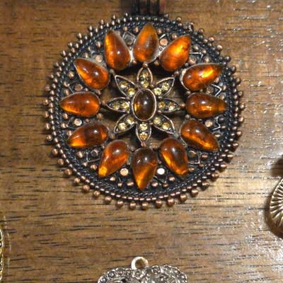 Pendant lot