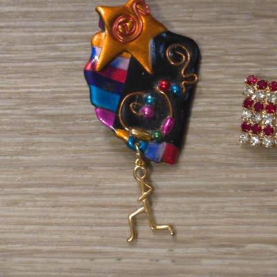 Brooch lot