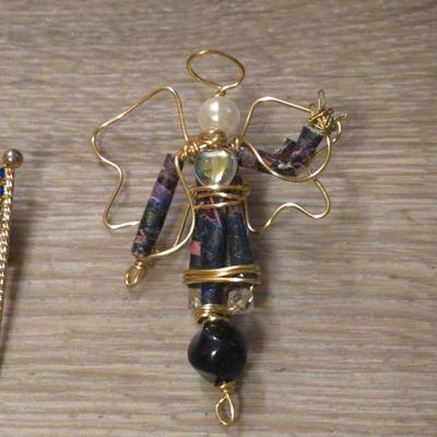 Brooch lot