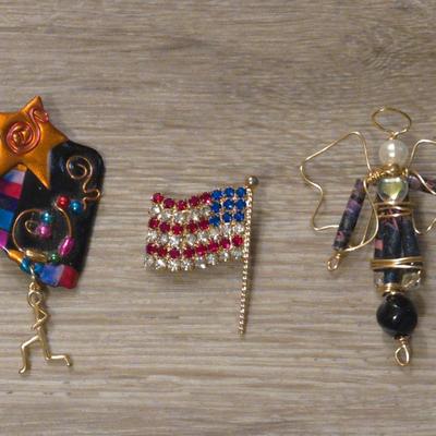 Brooch lot
