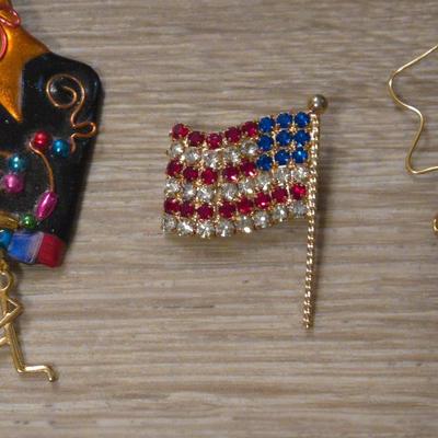 Brooch lot