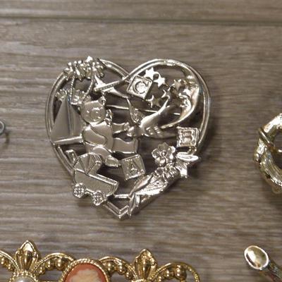 Mixed Brooch Lot