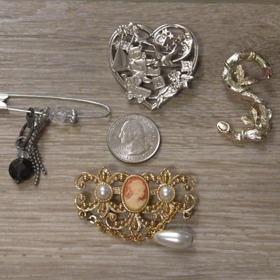 Mixed Brooch Lot